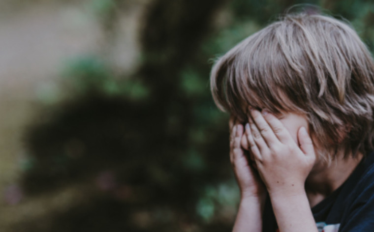 Três maneiras de como os traumas infantis podem afetar a idade adulta 